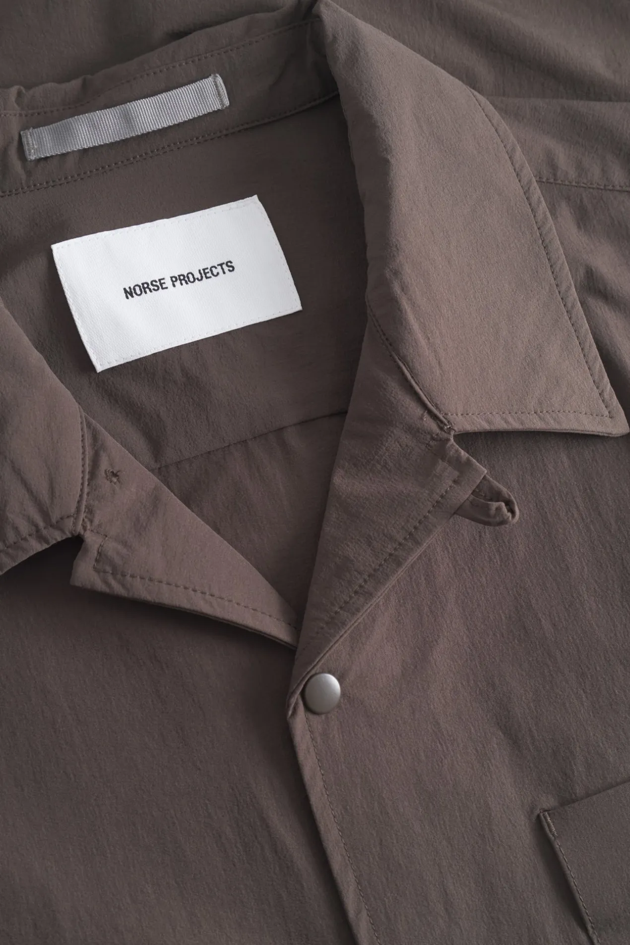 carsten_travel_light_shirt_ls_5-2.webp Norse Projects SHIRTING^Carsten Travel Light Shirt LS Espresso