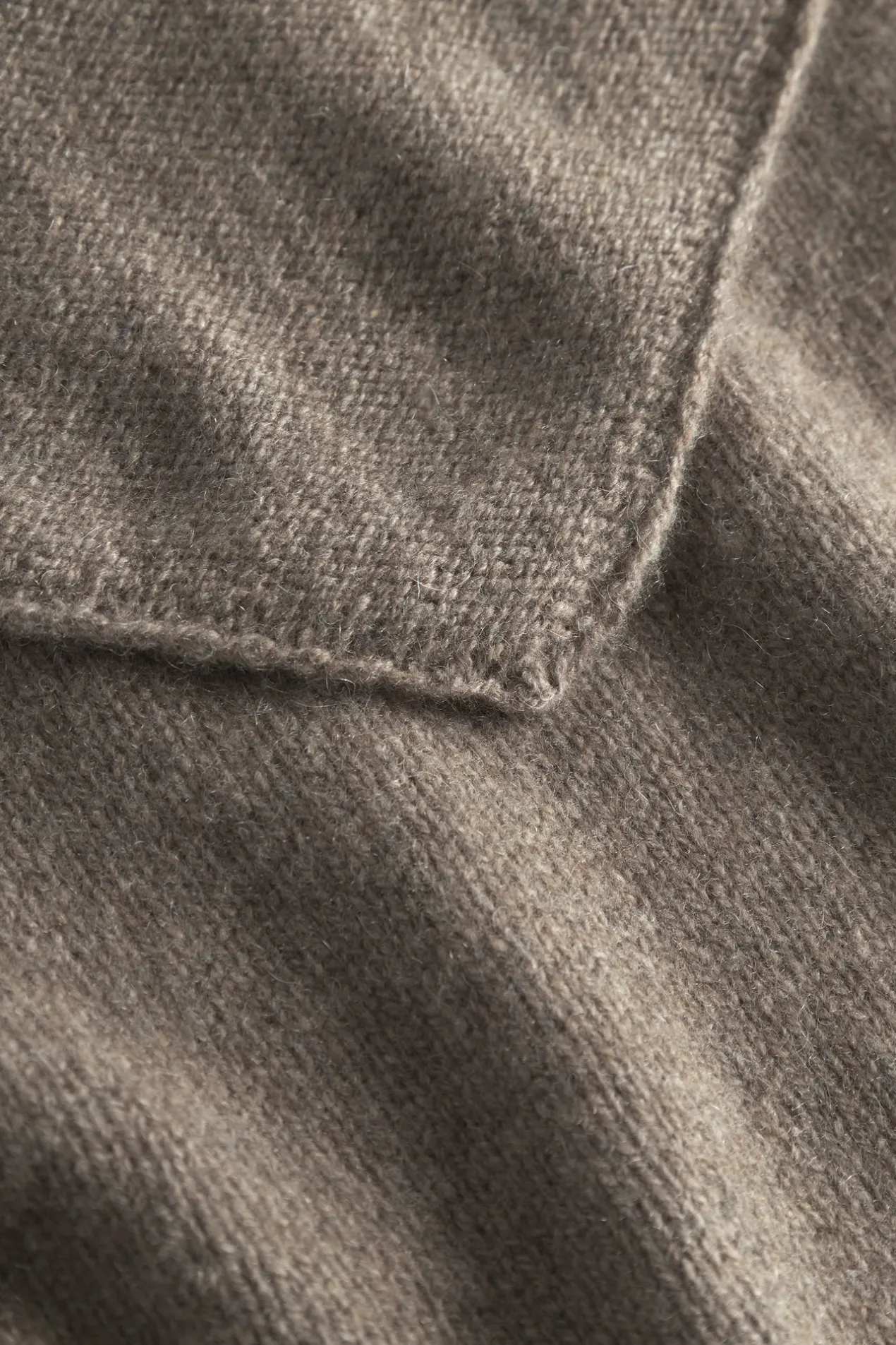 cashmere_triangle_scarf_1.webp Norse Projects ACCESSORIES^Cashmere Triangle Scarf Taupe