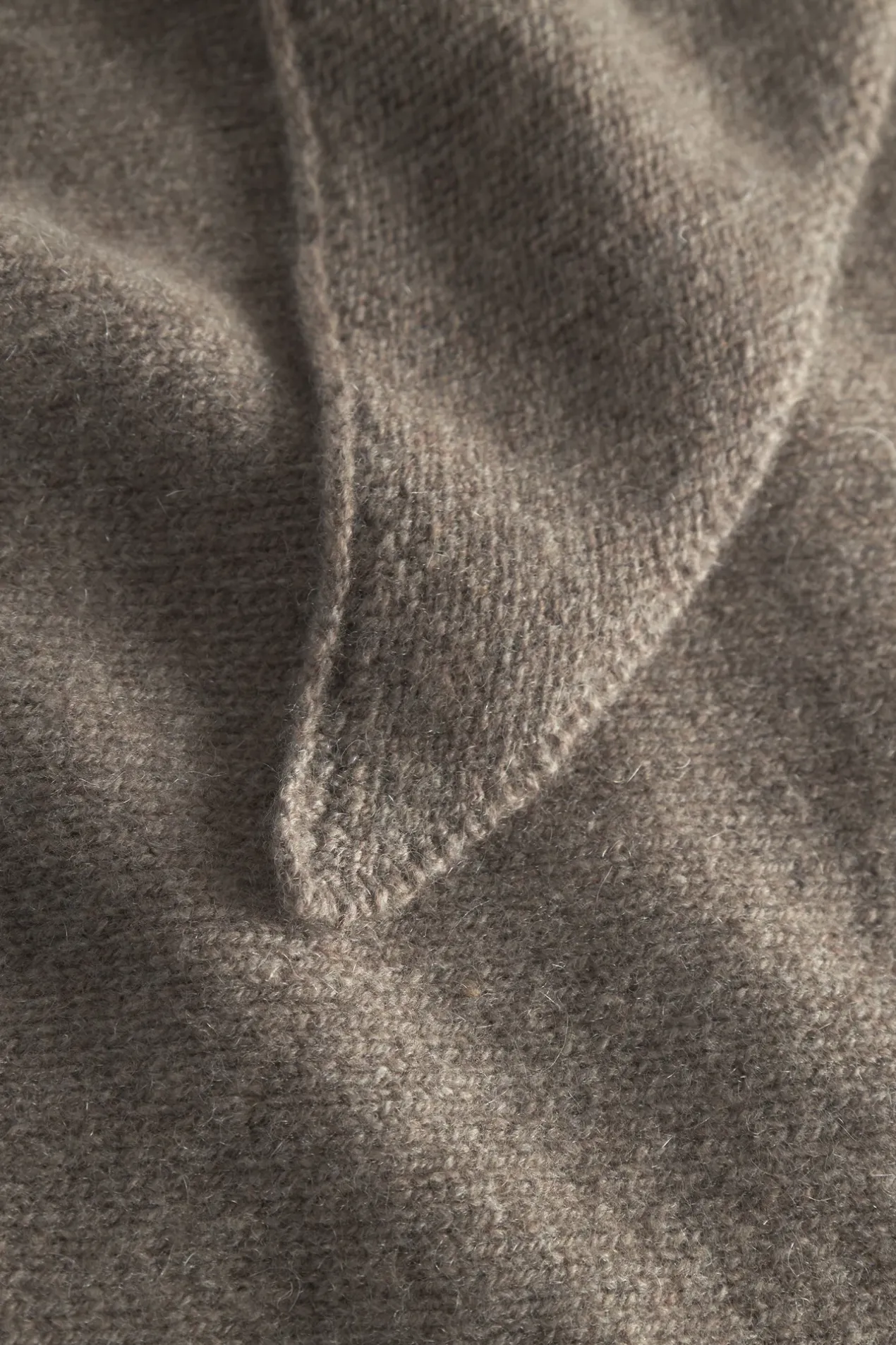 cashmere_triangle_scarf_2.webp Norse Projects ACCESSORIES^Cashmere Triangle Scarf Taupe