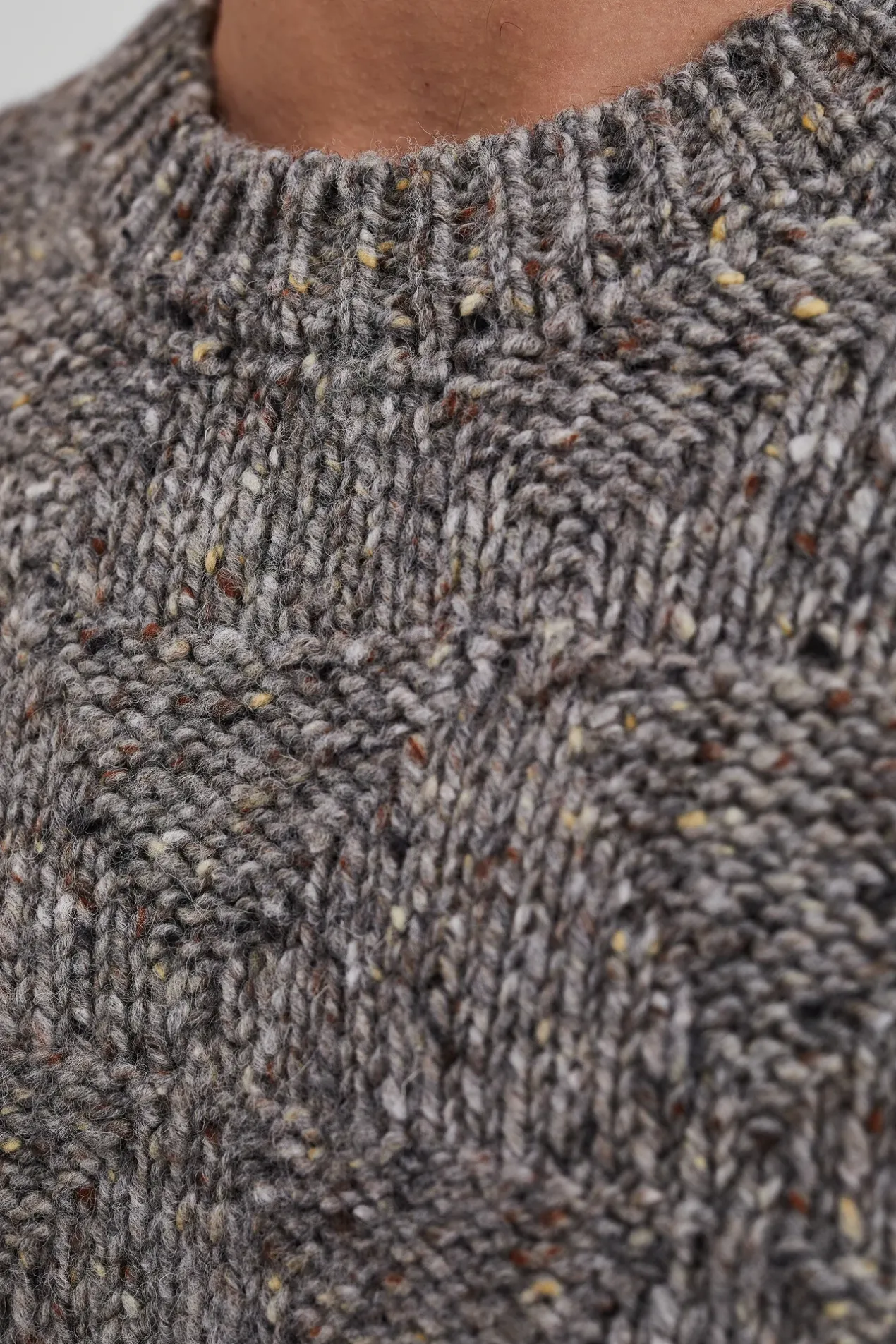 jonas_donegal_diamond_sweater_4.webp Norse Projects KNITWEAR^Jonas Donegal Diamond Sweater Grey Melange