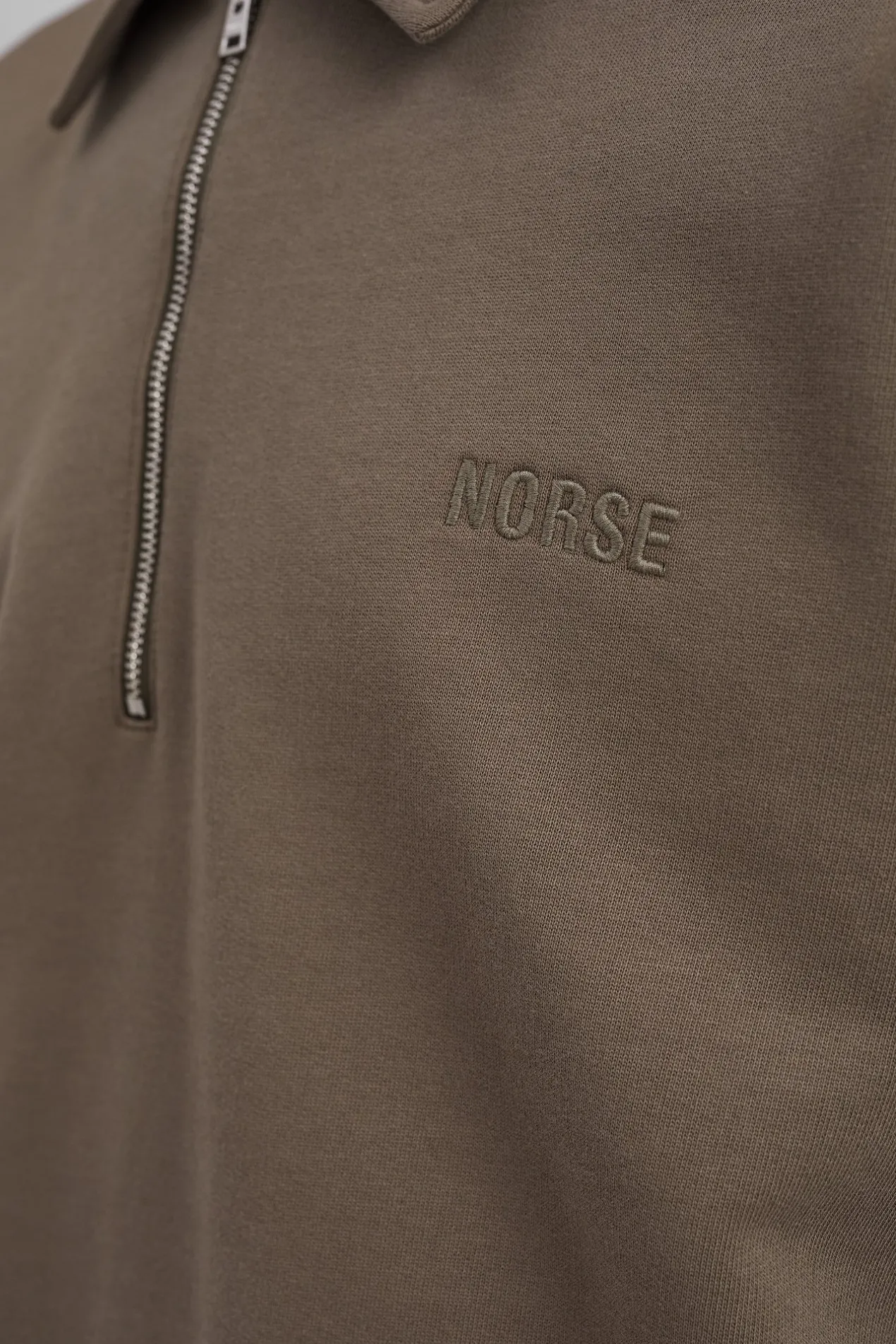ketel_relaxed_organic_norse_logo_half_zip_4-2.webp Norse Projects SWEATSHIRTS^Ketel Relaxed Organic NORSE Logo Half Zip Sediment Green