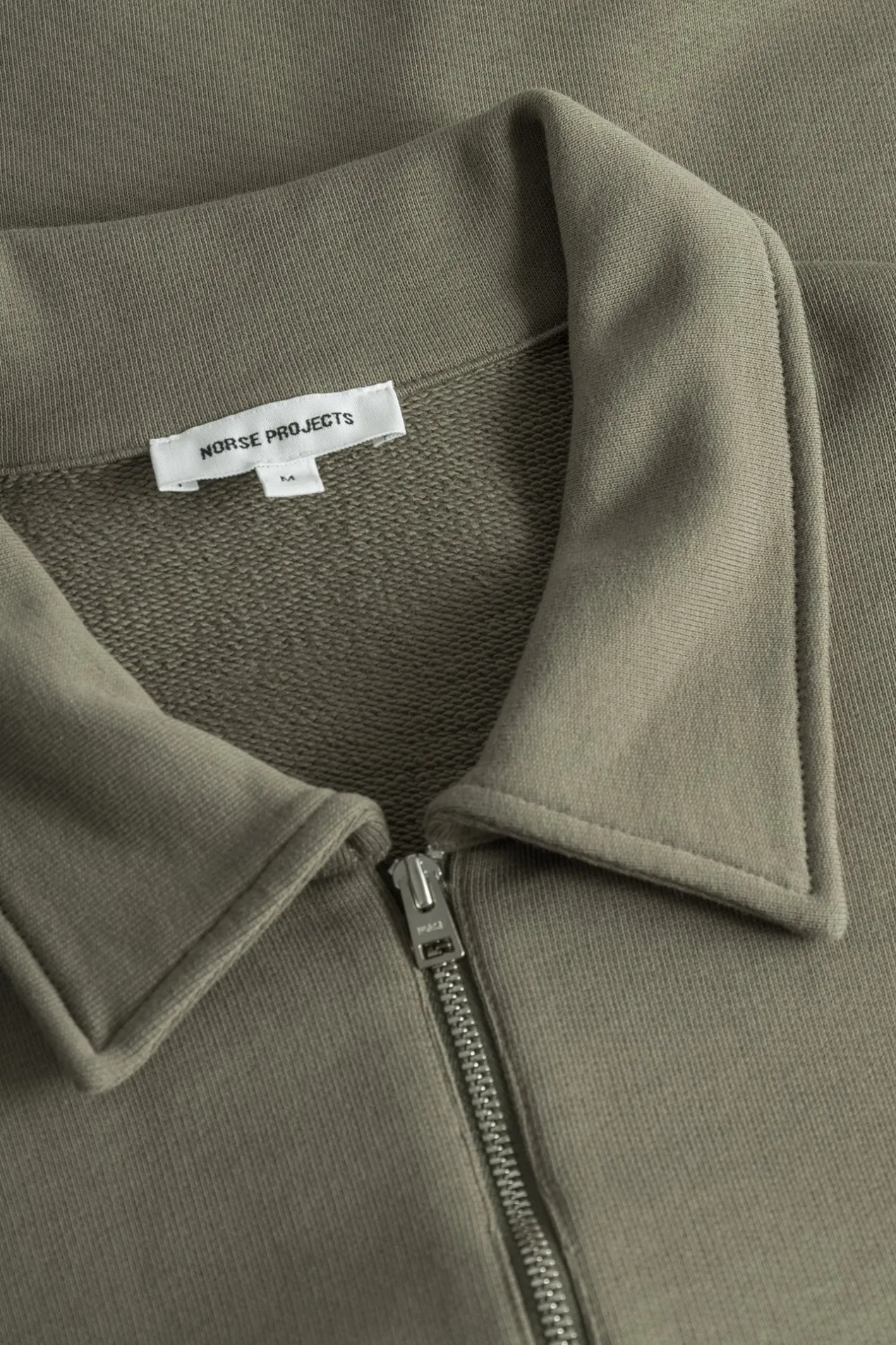 ketel_relaxed_organic_norse_logo_half_zip_6-2.webp Norse Projects SWEATSHIRTS^Ketel Relaxed Organic NORSE Logo Half Zip Sediment Green