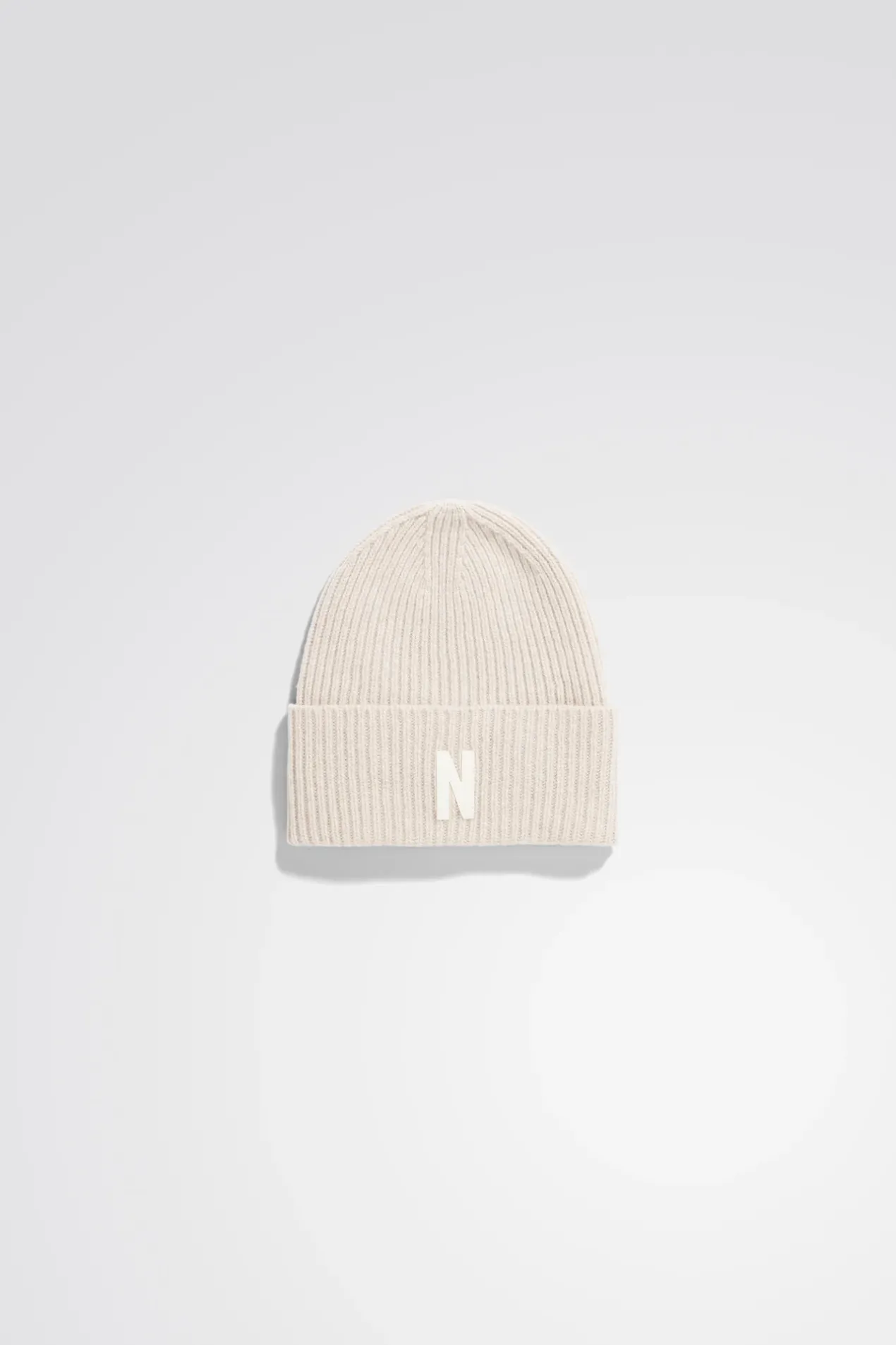 merino_lambswool_rib_n_logo_beanie_0-2.webp Norse Projects BEANIES^Merino Lambswool Rib N Logo Beanie Oatmeal