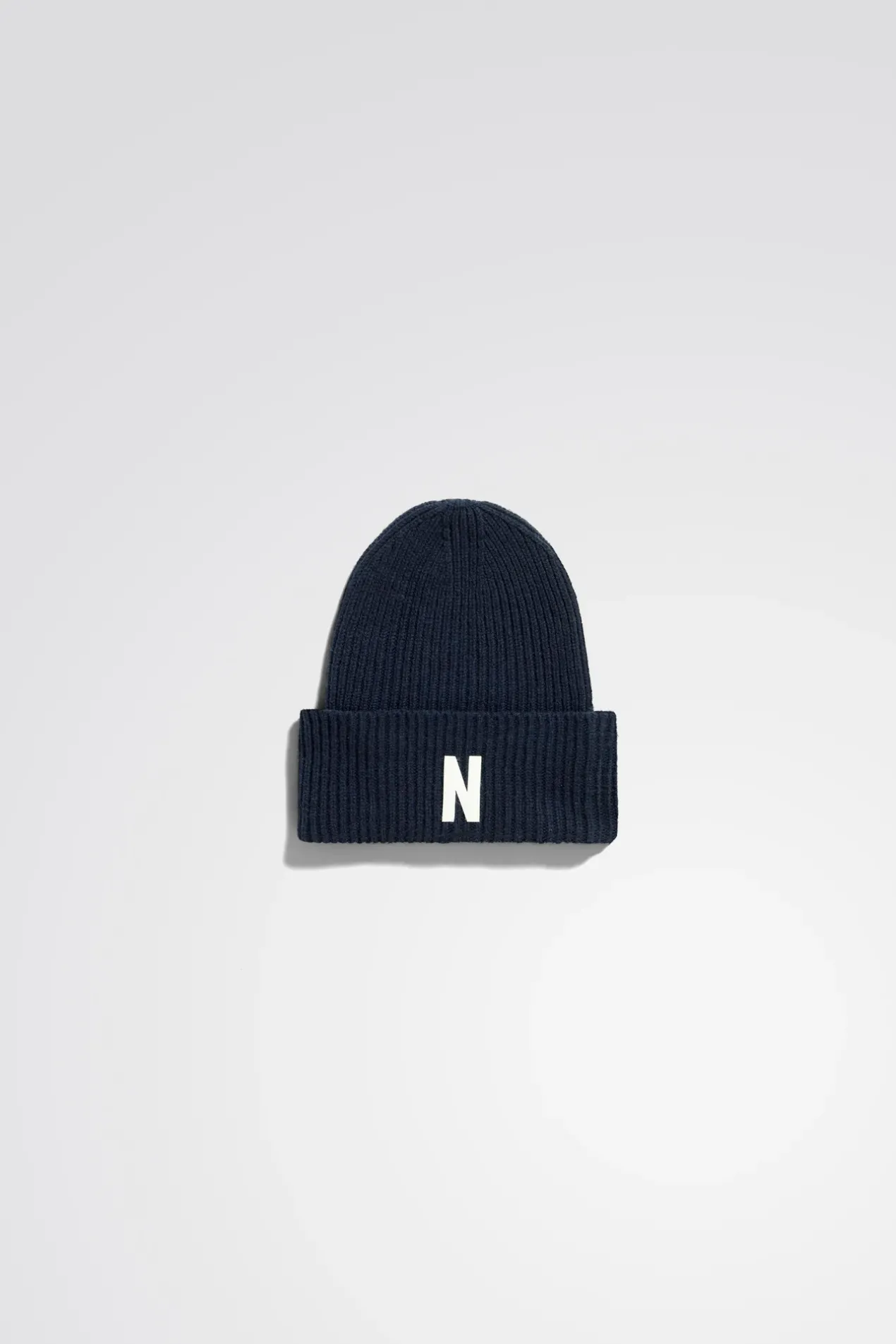 merino_lambswool_rib_n_logo_beanie_0-4.webp Norse Projects BEANIES^Merino Lambswool Rib N Logo Beanie Dark Navy