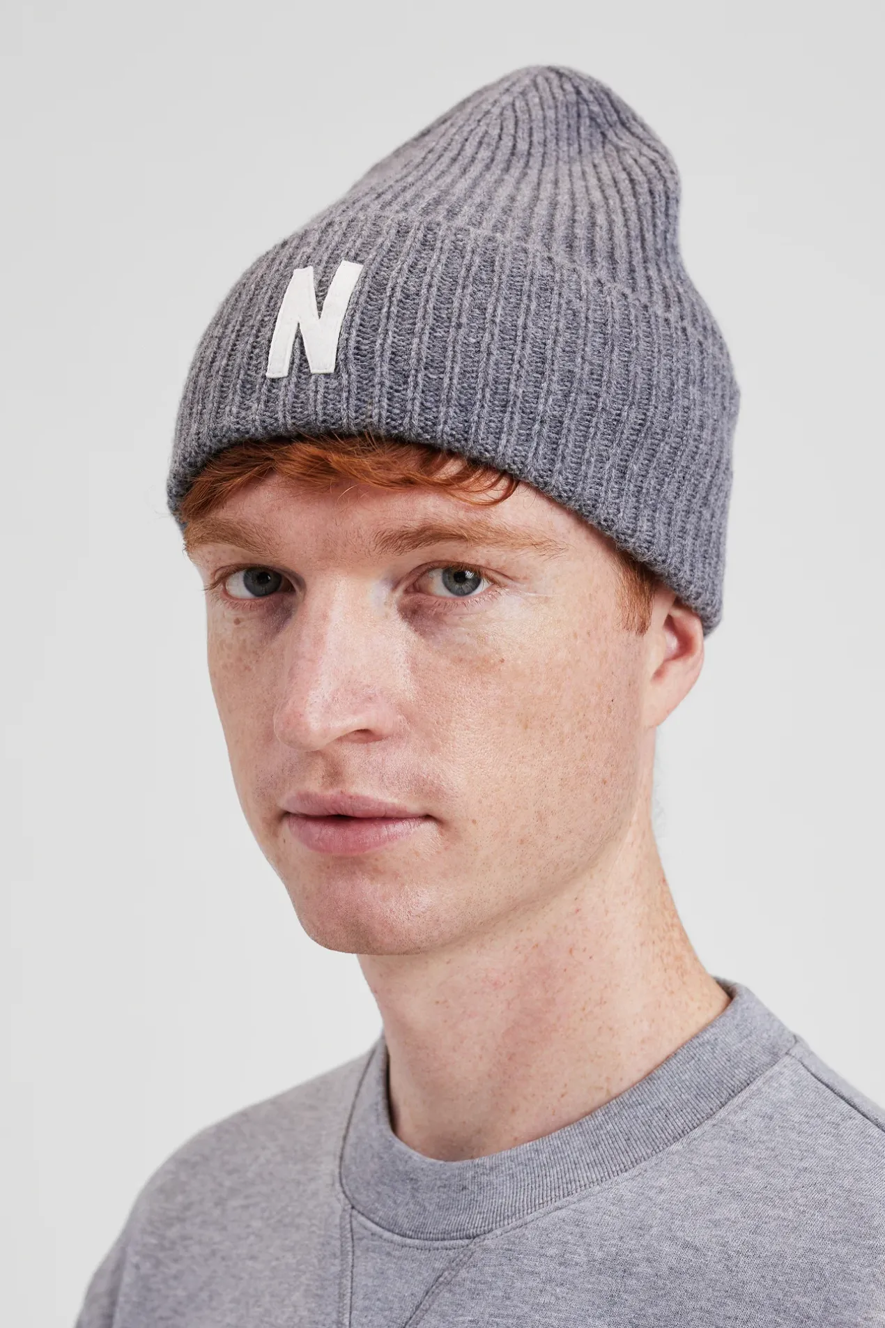 merino_lambswool_rib_n_logo_beanie_2-3.webp Norse Projects BEANIES^Merino Lambswool Rib N Logo Beanie Grey Melange