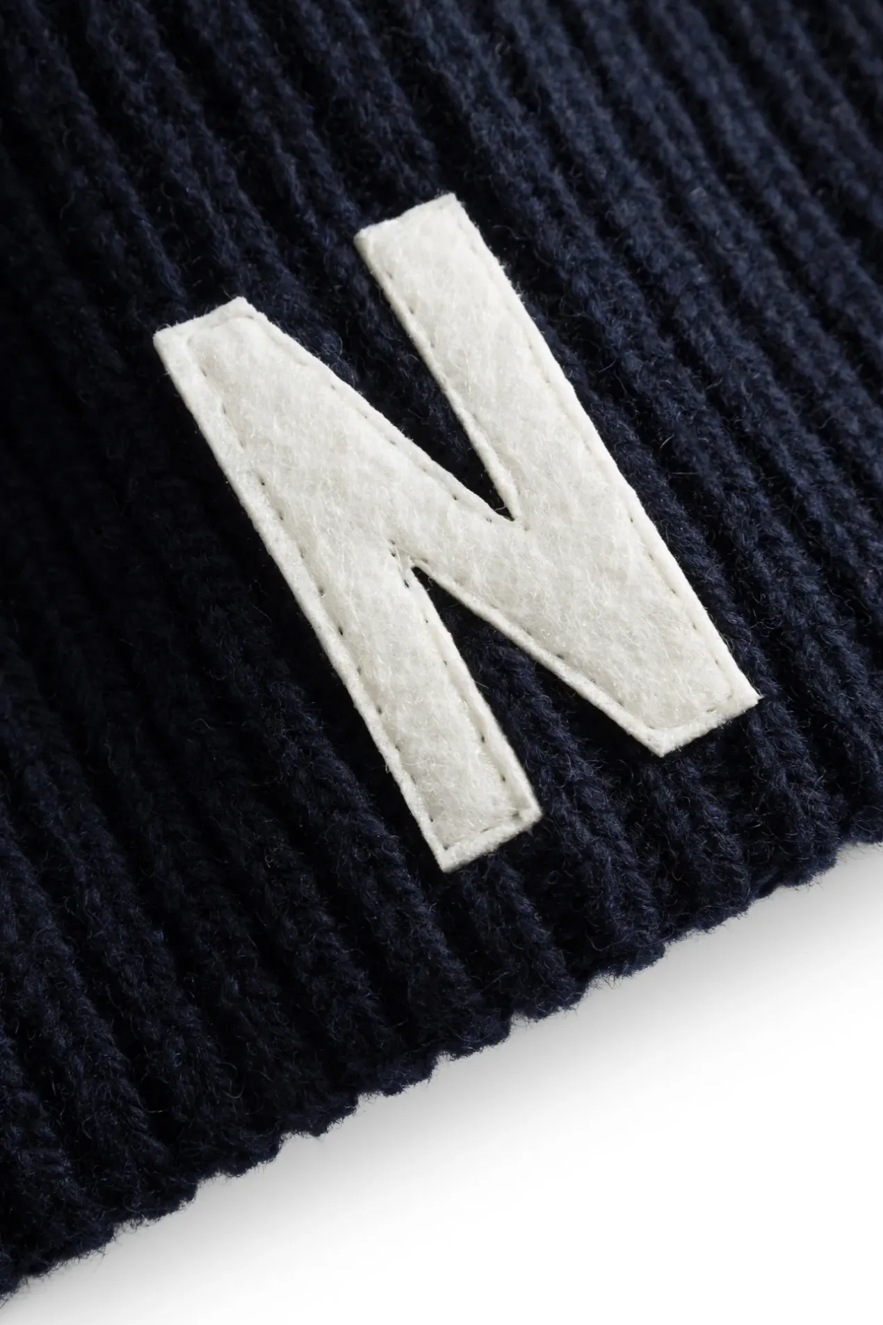 merino_lambswool_rib_n_logo_beanie_2-4.webp Norse Projects BEANIES^Merino Lambswool Rib N Logo Beanie Dark Navy