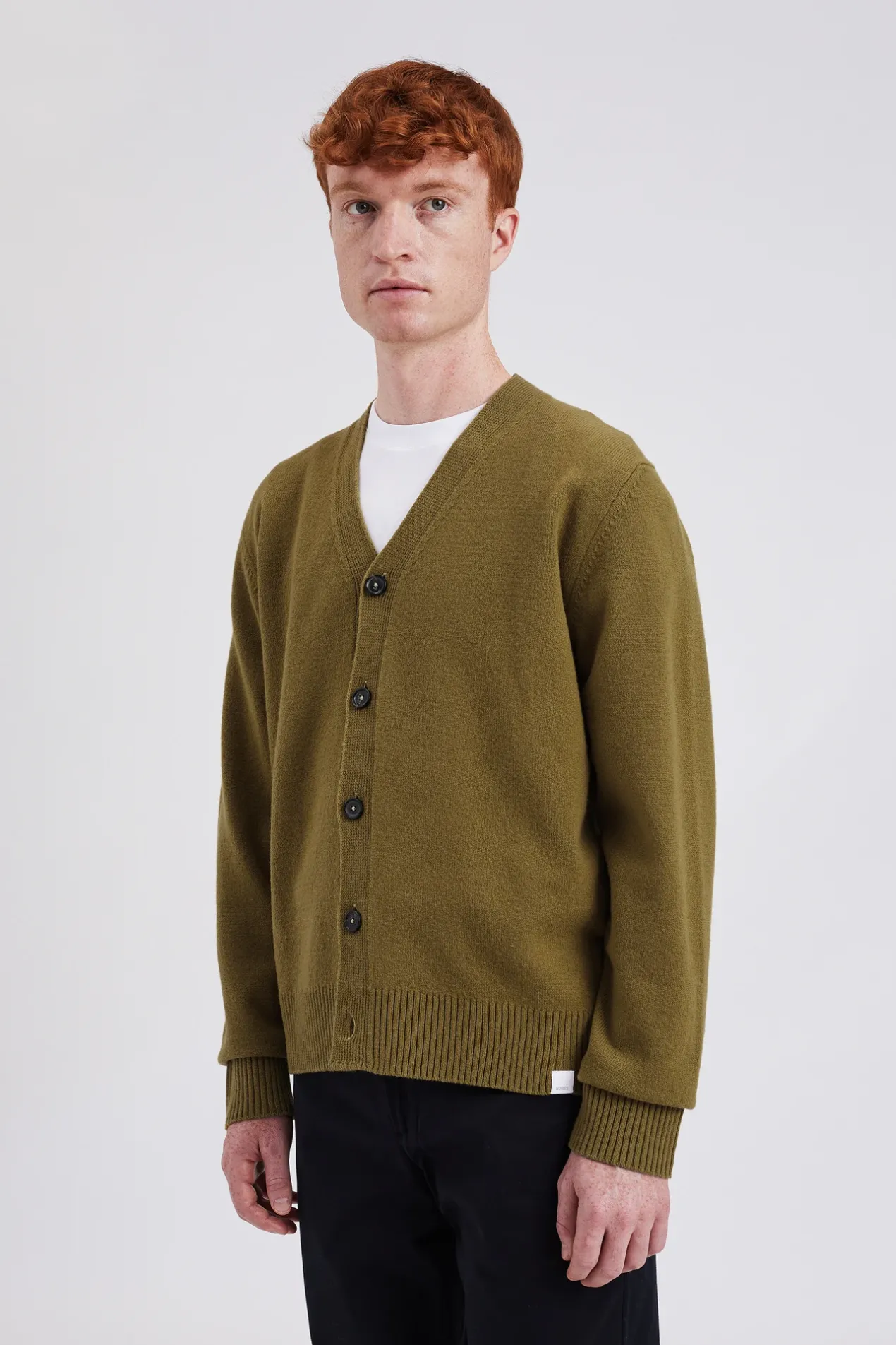 norse_standard_merino_lambswool_cardigan_3.webp Norse Projects KNITWEAR^Norse Standard Merino Lambswool Cardigan Sitka Green