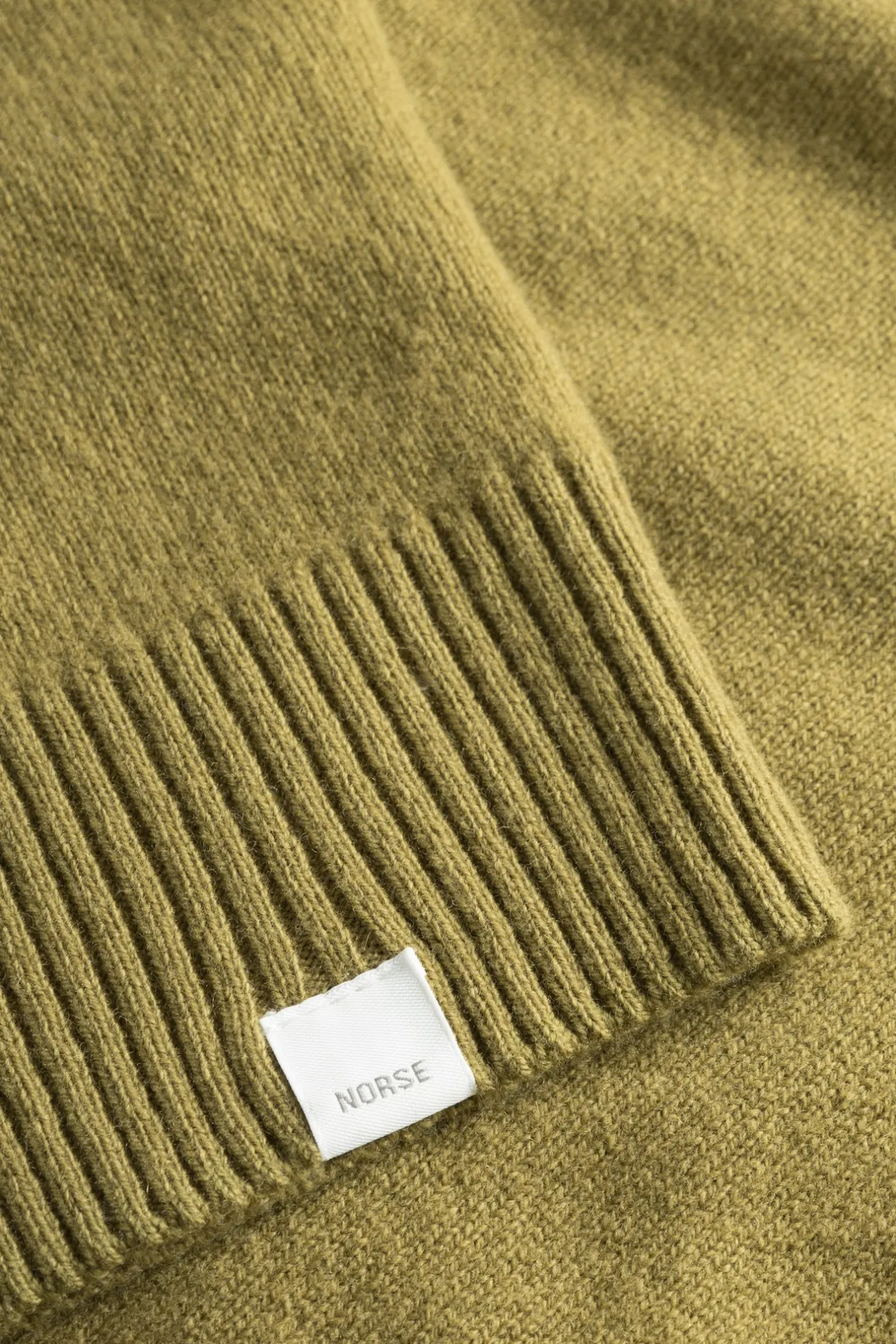 norse_standard_merino_lambswool_cardigan_6.webp Norse Projects KNITWEAR^Norse Standard Merino Lambswool Cardigan Sitka Green