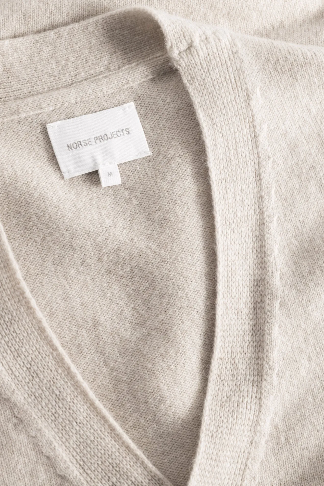 norse_standard_merino_lambswool_cardigan_7.webp Norse Projects KNITWEAR^Norse Standard Merino Lambswool Cardigan Oatmeal