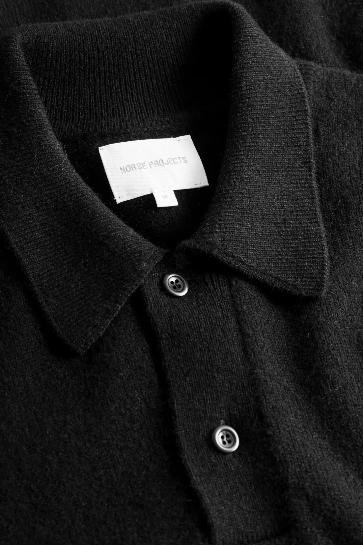norse_standard_merino_lambswool_polo_4-2.webp Norse Projects KNITWEAR^Norse Standard Merino Lambswool Polo Black