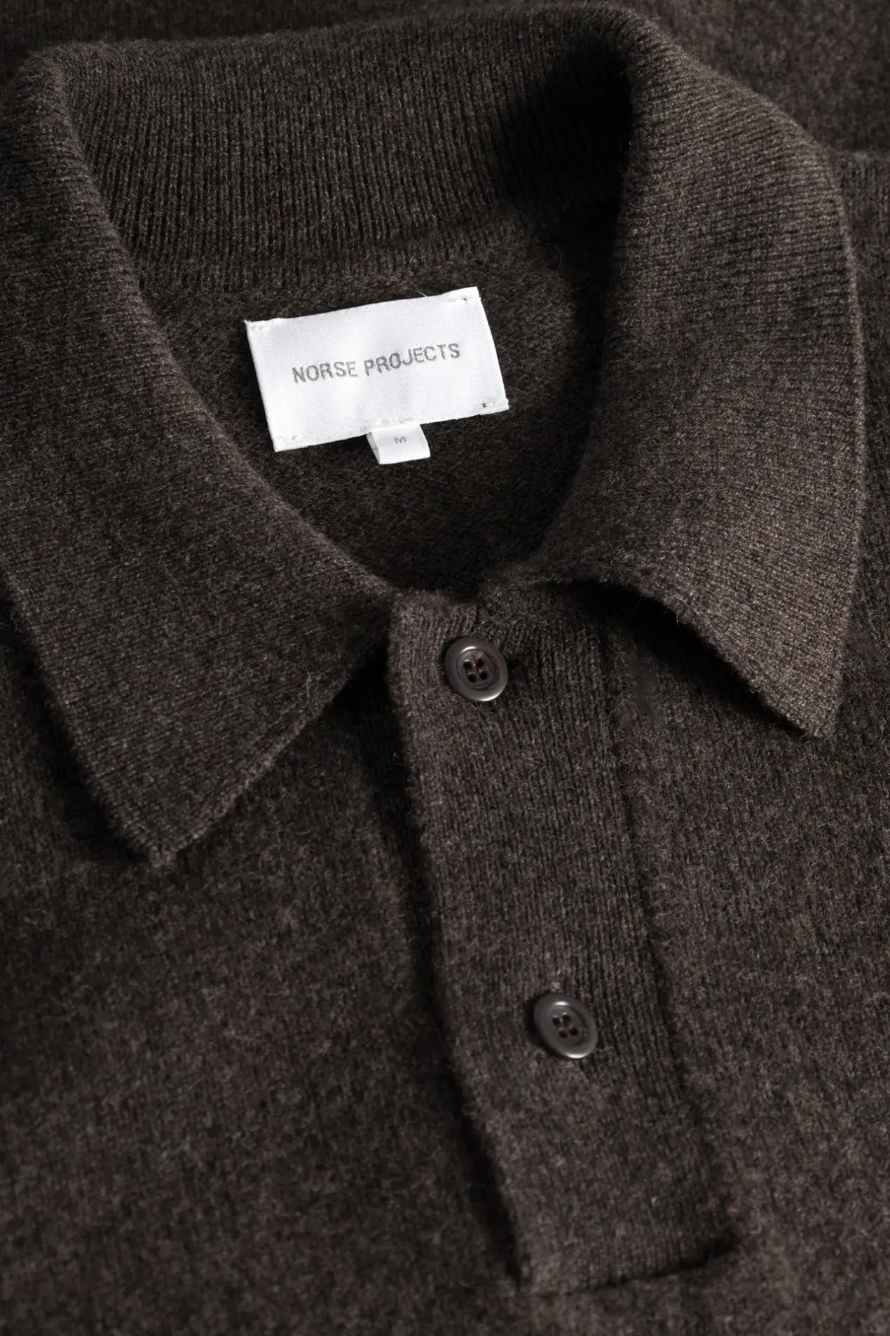 norse_standard_merino_lambswool_polo_6-5.webp Norse Projects KNITWEAR^Norse Standard Merino Lambswool Polo Heathland Brown