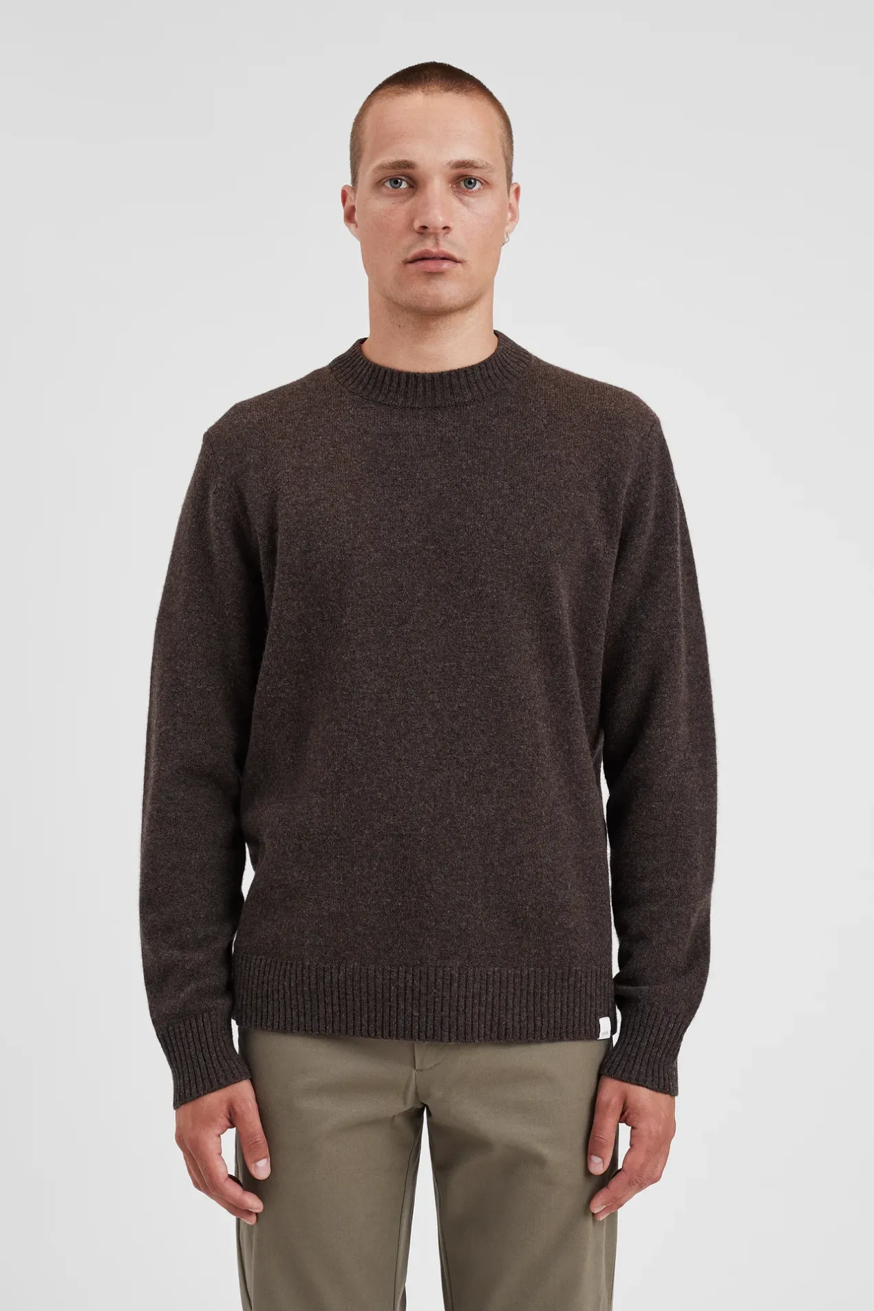 norse_standard_merino_lambswool_sweater_2-2.webp Norse Projects KNITWEAR^Norse Standard Merino Lambswool Sweater Heathland Brown