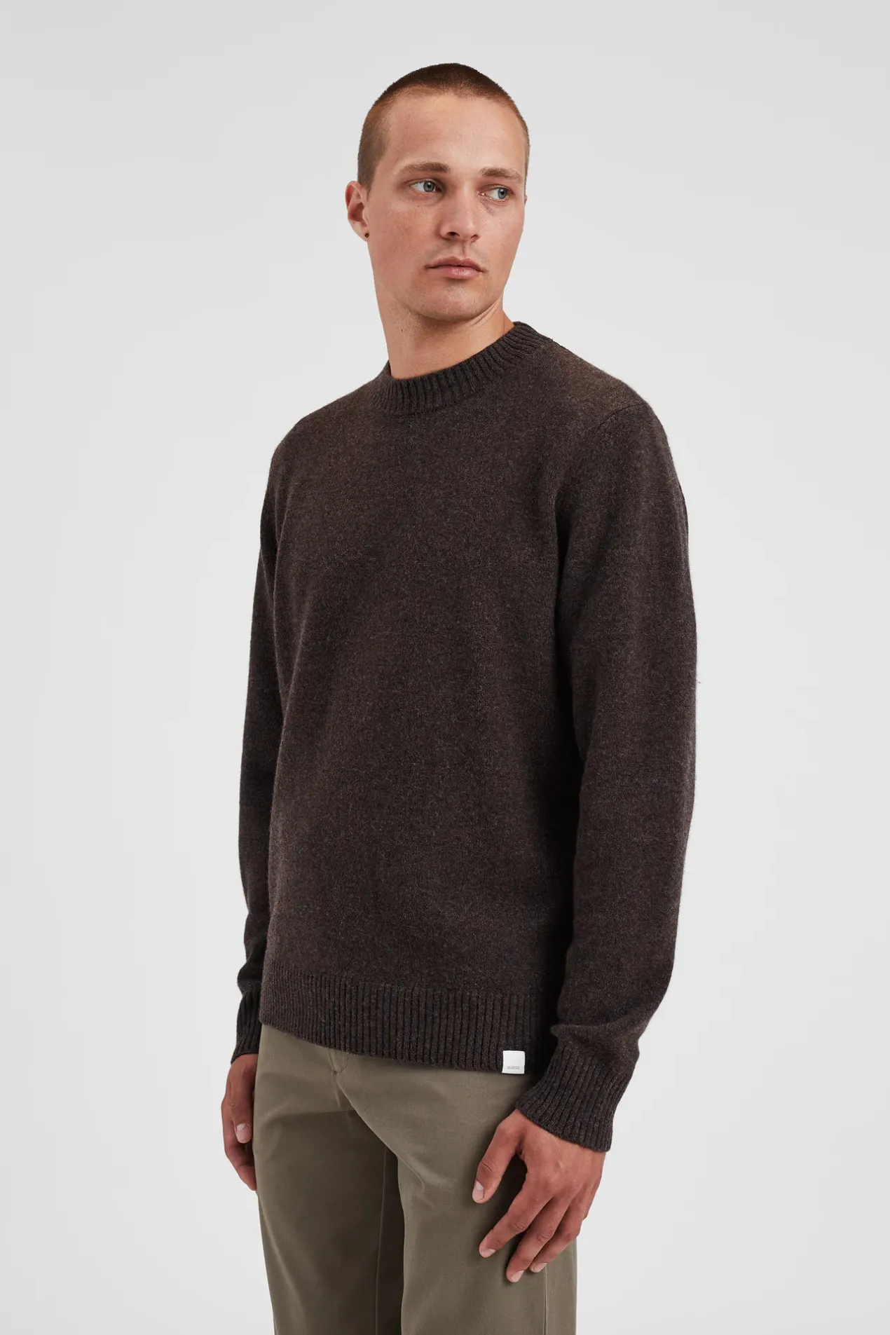 norse_standard_merino_lambswool_sweater_3-2.webp Norse Projects KNITWEAR^Norse Standard Merino Lambswool Sweater Heathland Brown