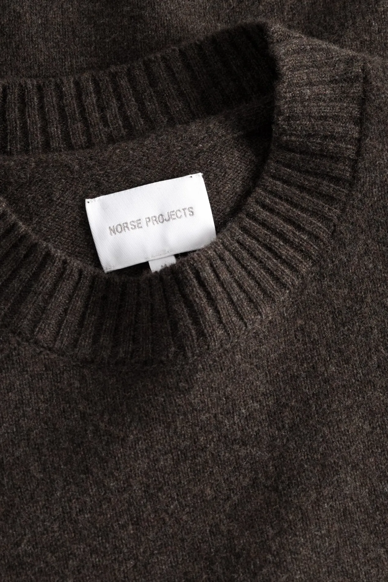 norse_standard_merino_lambswool_sweater_6-2.webp Norse Projects KNITWEAR^Norse Standard Merino Lambswool Sweater Heathland Brown
