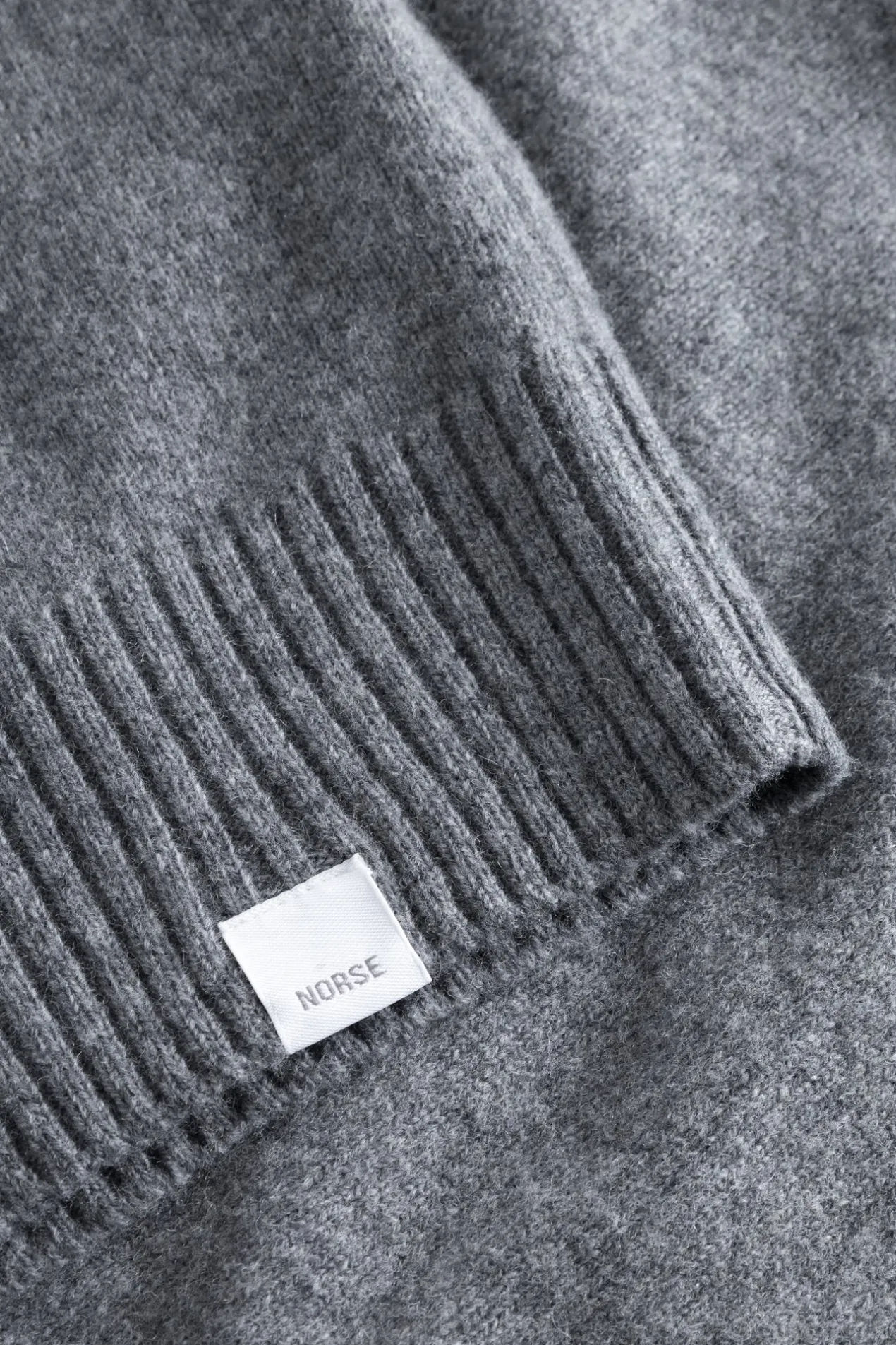 norse_standard_merino_lambswool_sweater_6-5.webp Norse Projects KNITWEAR^Norse Standard Merino Lambswool Sweater Grey Melange