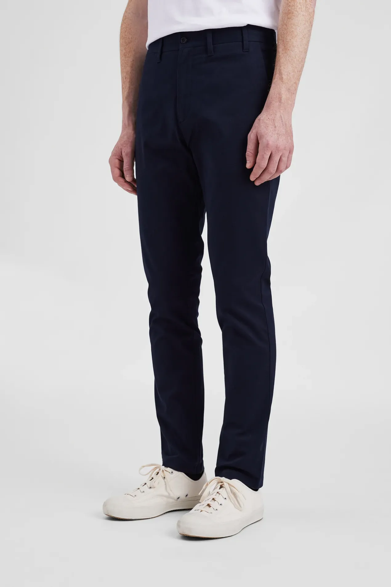 norse_standard_slim_chino_3-4.webp Norse Projects TROUSERS^Norse Standard Slim Chino Dark Navy