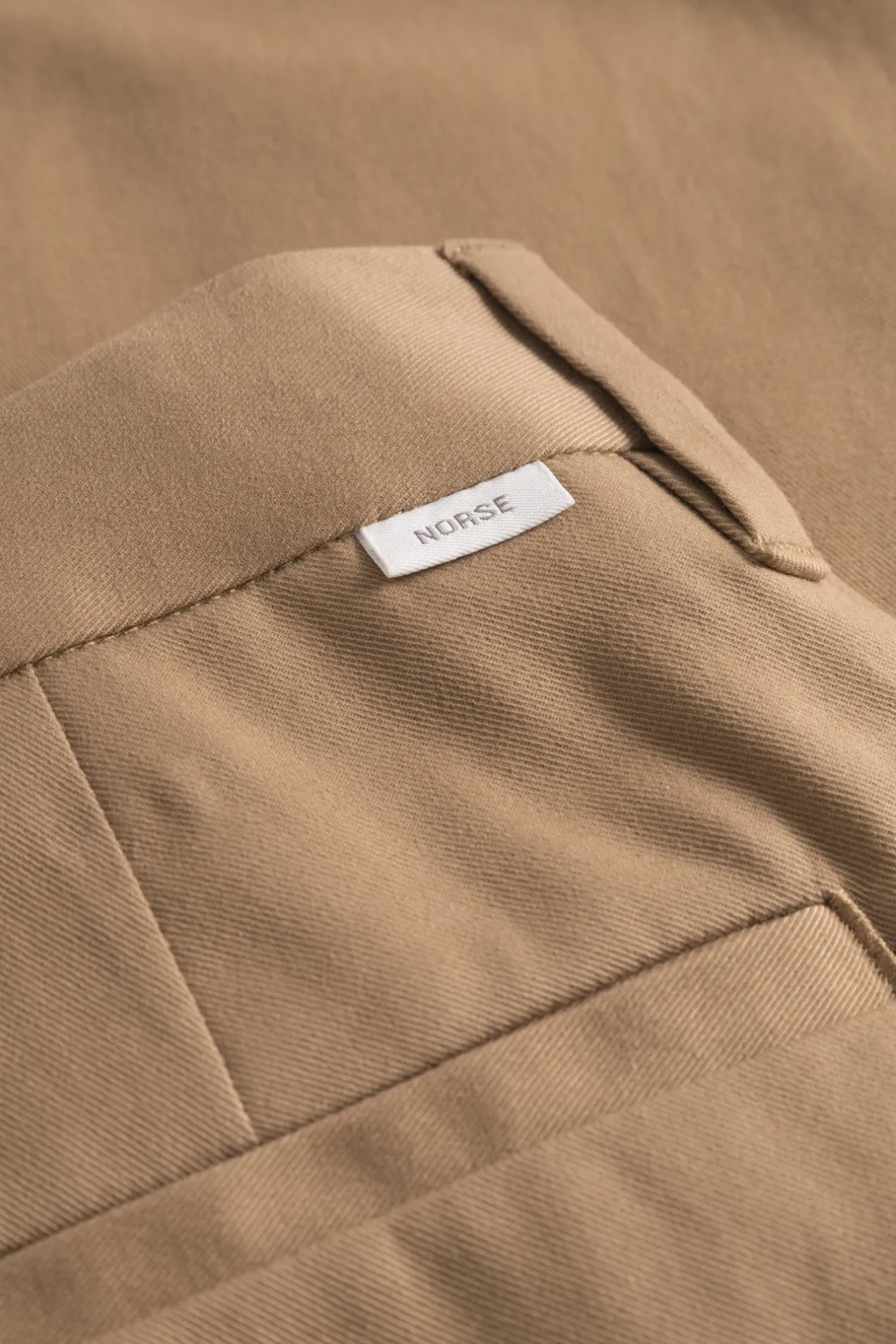 norse_standard_slim_chino_5-1.webp Norse Projects TROUSERS^Norse Standard Slim Chino Utility Khaki
