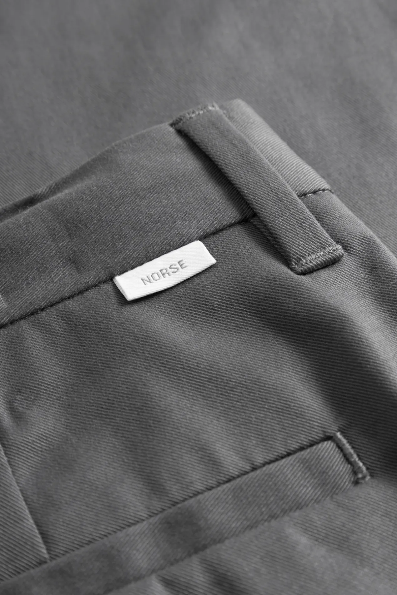 norse_standard_slim_chino_6-2.webp Norse Projects TROUSERS^Norse Standard Slim Chino Magnet Grey