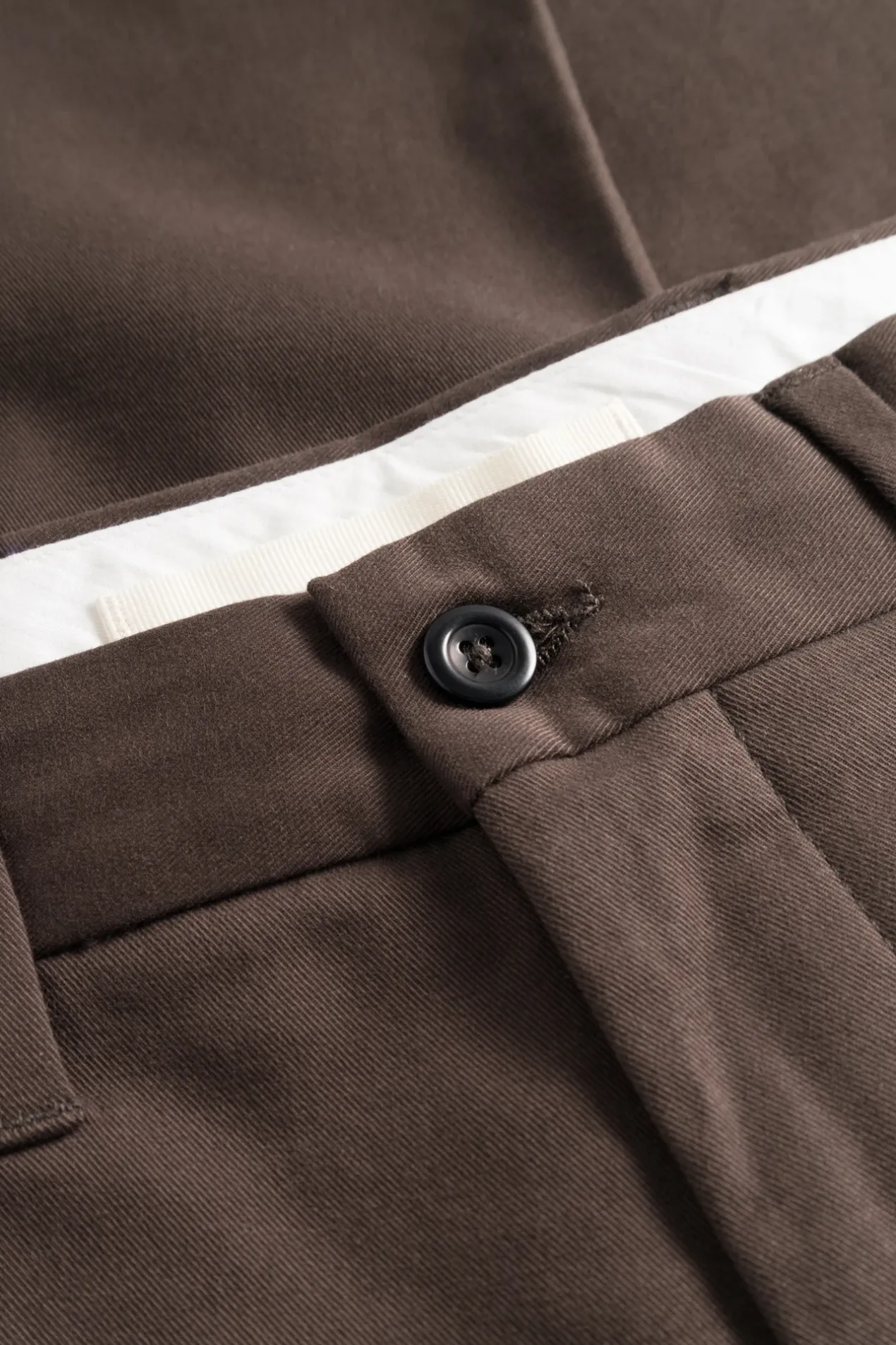 norse_standard_slim_chino_6-3.webp Norse Projects TROUSERS^Norse Standard Slim Chino Espresso