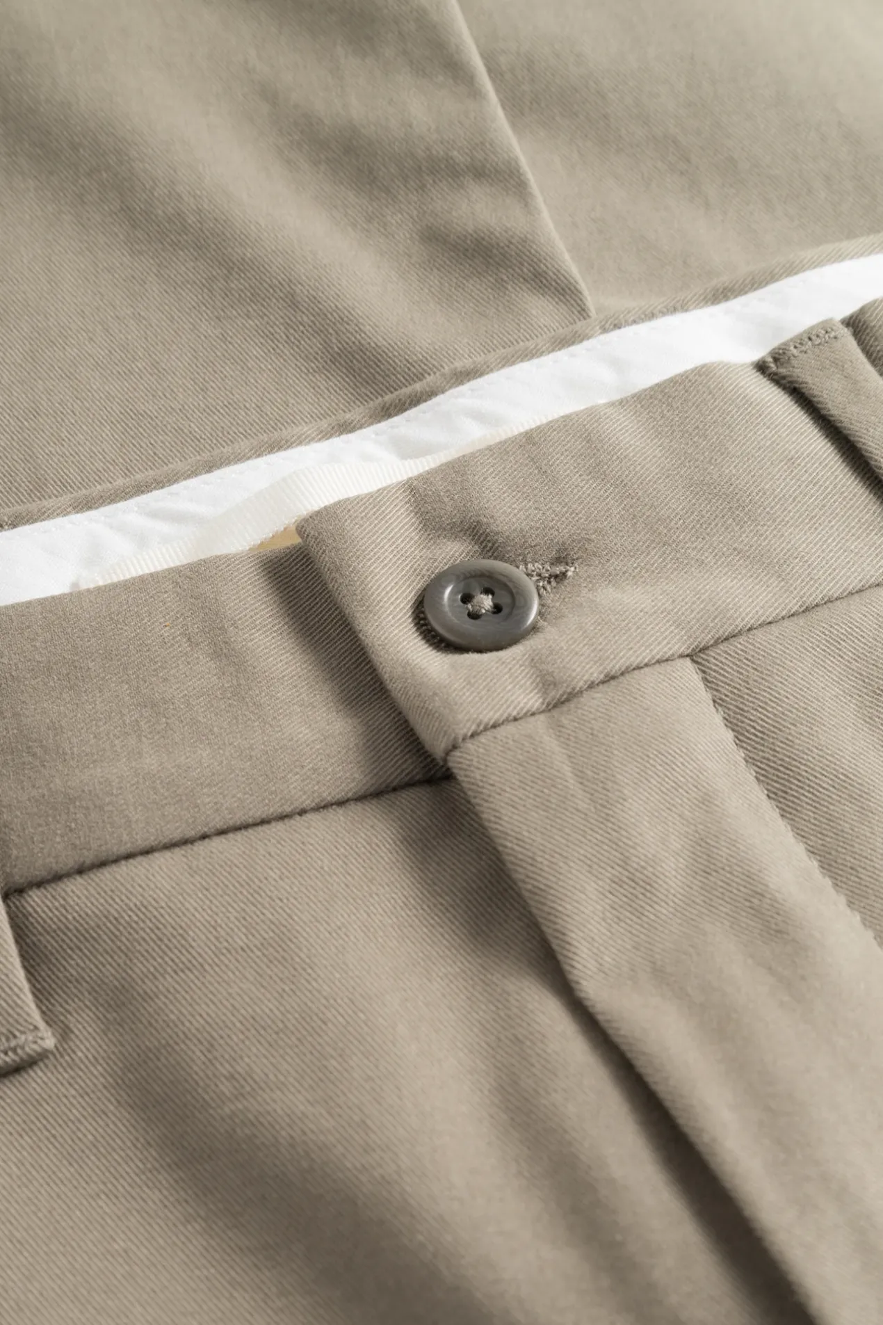 norse_standard_slim_chino_7-1.webp Norse Projects TROUSERS^Norse Standard Slim Chino Sediment Green