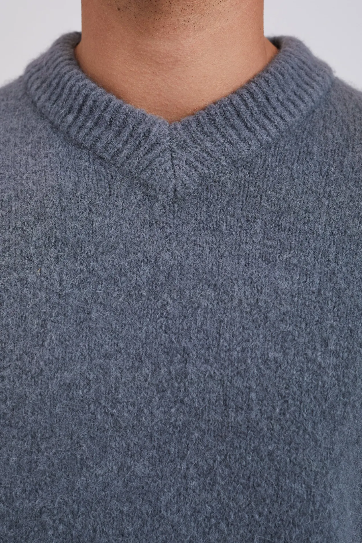rasmus_relaxed_brushed_vneck_sweater_5.webp Norse Projects KNITWEAR^Rasmus Relaxed Brushed V-Neck Sweater Mouse Grey