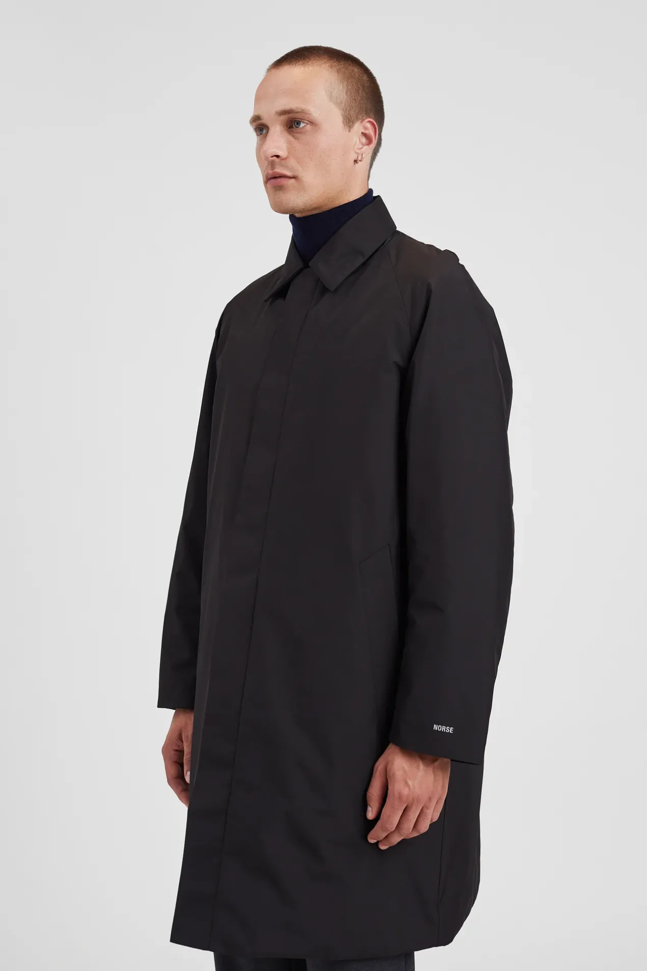 vargo_goretex_windstopper_raglan_mac_3-1.webp Norse Projects OUTERWEAR^Vargo Gore-Tex Windstopper Raglan Mac Black